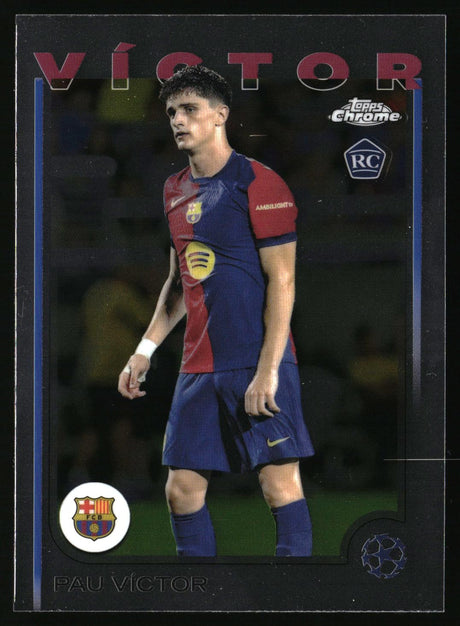 Pau Víctor FC Barcelona officiellt fotbollskort för samlare, Rookie Card (RC) i klassisk Barca-tröja.